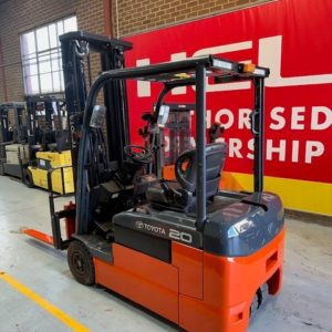 ELEVATEUR TOYOTA 8FBET20  ELECTRIQUE  4x ROUES JUMELEES ELC1505